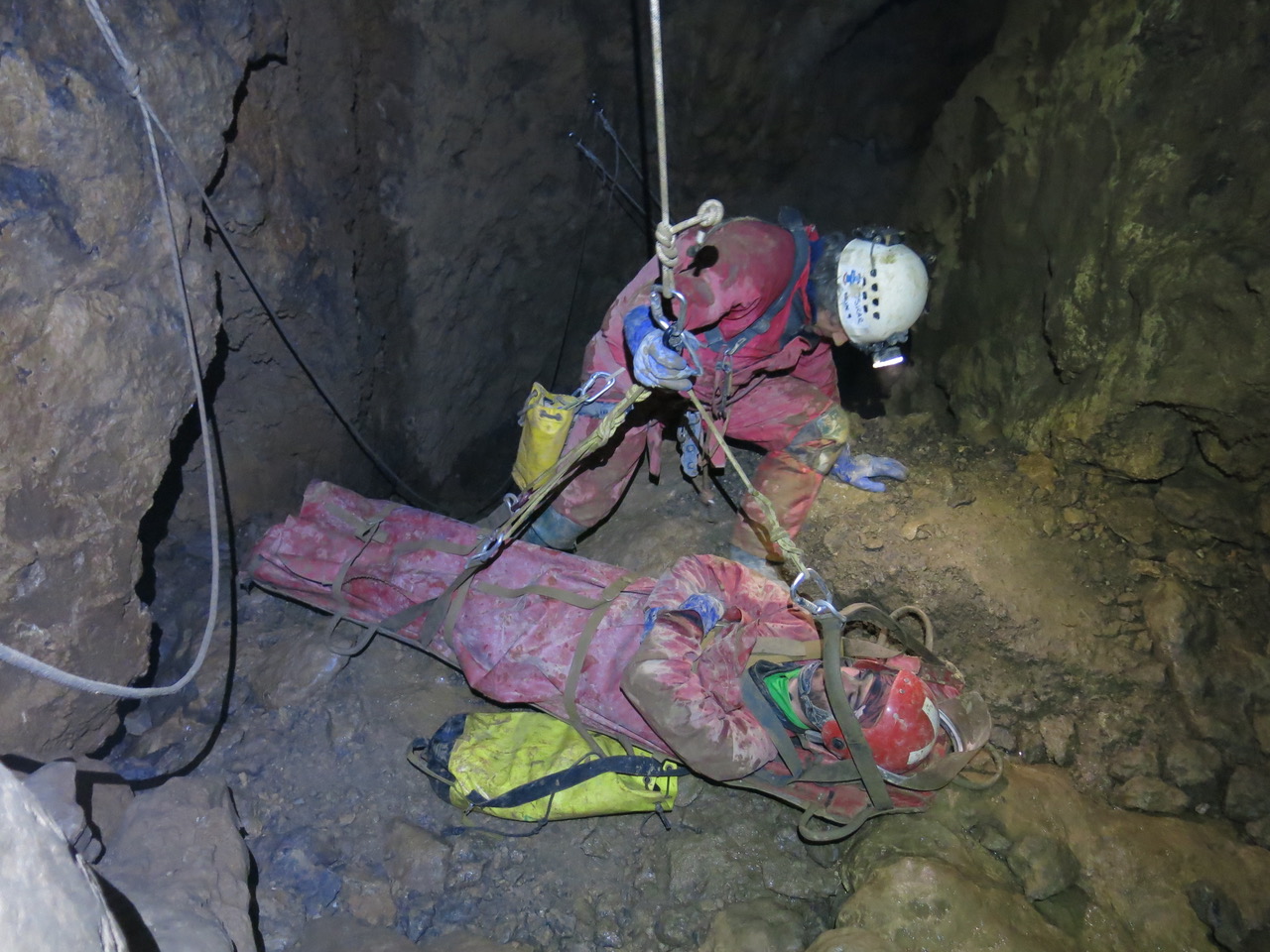 SIMULACRO GENERAL DE ESPELEOSOCORRO ORGANIZADO POR EL EEL EN INERITZE LEIZEA (NABARNIZ)